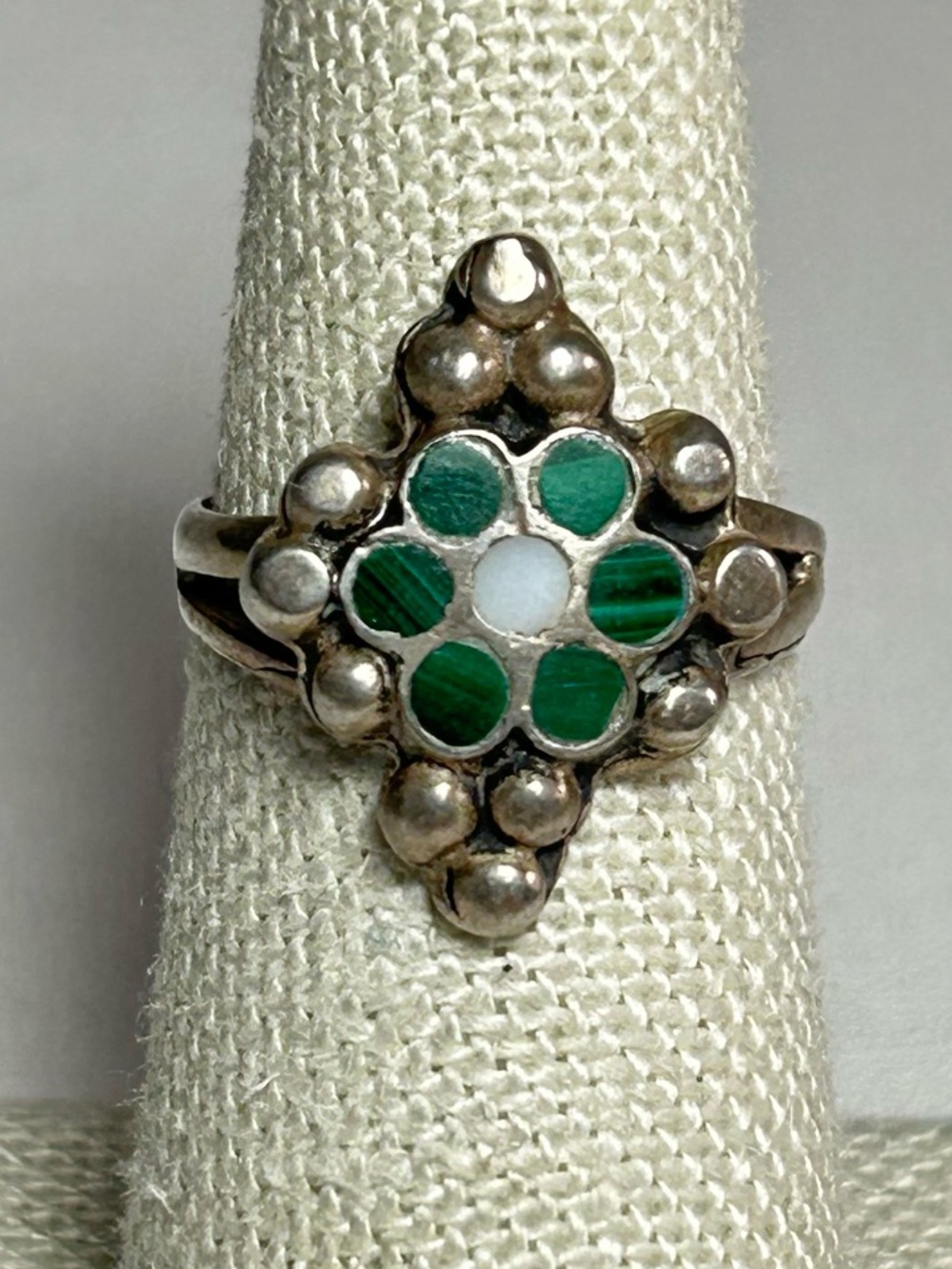 Vintage Zuni Sterling Silver 925  Green Malachite Flower Inlay Ring Size 6